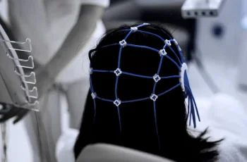 Three-Minute Noninvasive EEG Test Shows Promise for Early Alzheimer’s Detection